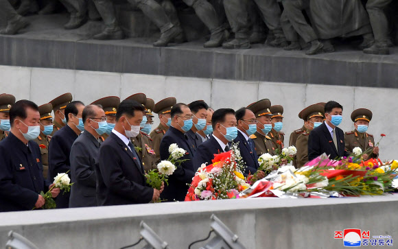 북한 최고인민회의 대의원들 만수대동상에 헌화