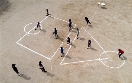28일 대전 유성구 남선초등학교에서 5학년 아이들이 오징어 게임을 하고 있다.<br>대전 뉴스1