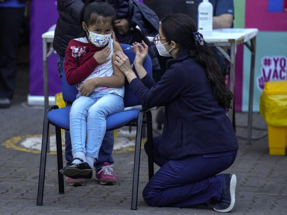 학교서 중국산 코로나 백신 맞는 칠레 어린이