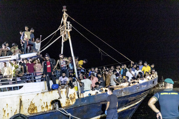 하룻밤새 이주민.난민 700여명 몰린 이탈리아 람페두사섬