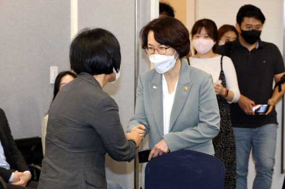 디지털플랫폼 기업 대표와 인사하는 임혜숙 장관