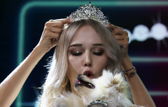 주인과 함께한 반려견이 28일(현지시간) 모스크바 국제 비즈니스 센터의 연방 타워에서 2021년 골든 펫 어워드를 수여하는 기념식에서 포즈를 취하고 있다. 타스 연합뉴스