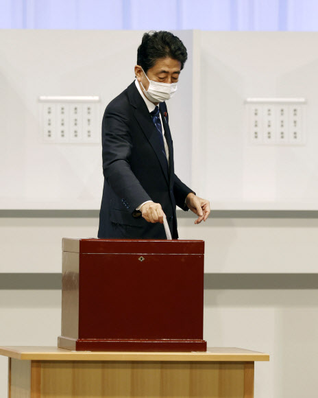 ‘일본 후임 총리는 누구?’…투표하는 아베 전 총리