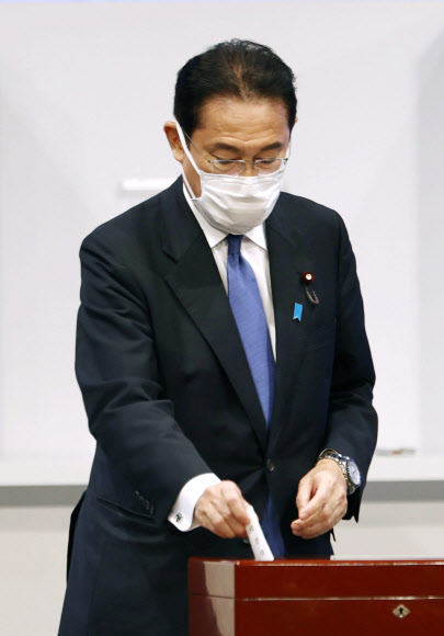‘후임 일본 총리는 나야 나’…투표하는 기시다 전 외무상