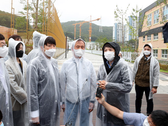 국민의힘 이준석 대표가 29일 경기 성남시 분당구 대장동에서 대장동 개발 의혹에 대한 현지 조사에 나서 취재진과 인터뷰하고 있다.  2021.9.29 국회사진기자단