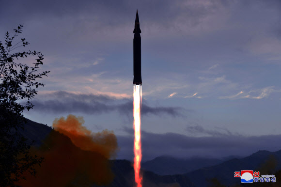 북한 “극초음속미사일 화성-8형 첫 시험발사”