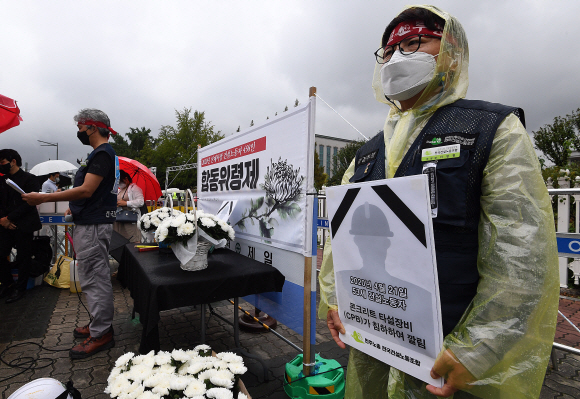 전국건설노동조합 조합원들이 여의도 국회 앞에서 산재로 사망한 건설노동자 458인을 위한 합동위령제를 지내고 있다. 오장환 기자 5zzang@seoul.co.kr