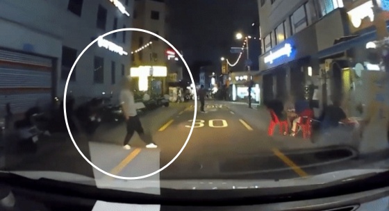 어두운 골목길에서 지나가는 차량을 향해 일부러 발은 뻗는 남성의 모습이 포착됐다. 유튜브 채널 ‘한문철 TV’ 캡처 