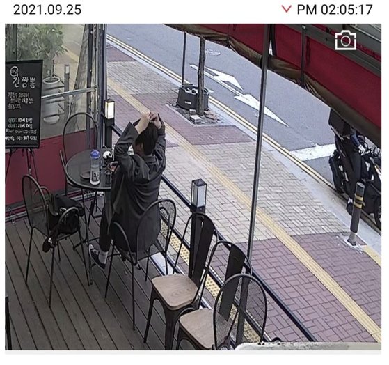 중국 음식점을 방문해 자신의 모발을 뽑아 음식에 올린 뒤 이물질이 나왔다며 항의하고 식사비를 지불하지 않은 진상 손님의 모습이 공개됐다. CCTV 캡처