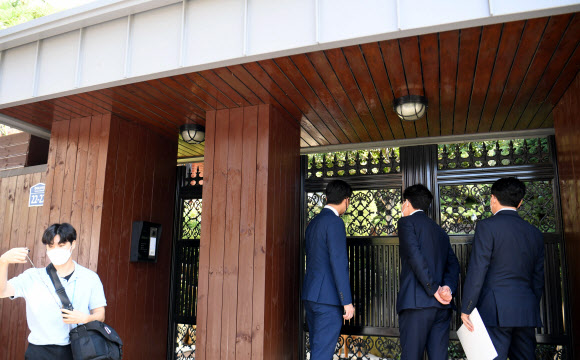 윤석열 부친 주택 매매 현장조사하는 민주당 국토교통위원들