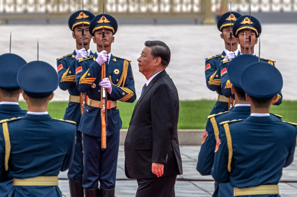 epa09496713 Chinese President Xi Jinping walks to the Monument to the People‘s Heroes during Martyrs’ Day ceremony honoring deceased national heroes, on the eve of the National Day, at Tiananmen Square, in Beijing, China, 30 September 2021. China celebrates its National Day on 01 October, marking the 72nd founding anniversary of the People‘s Republic of China, and beginning the Golden Week public holiday.  EPA/ROMAN PILIPEY/2021-09-30 12:18:47/ <연합뉴스