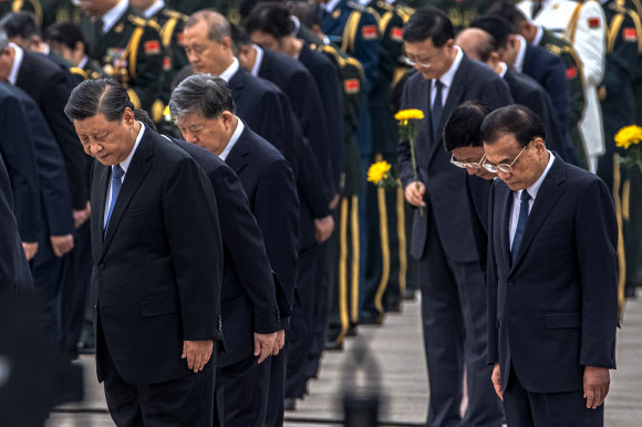 epa09496718 Chinese President Xi Jinping (L), Premier Li Keqiang (R) with other leaders and participants bow their heads in front of the Monument to the People‘s Heroes as they attend a ceremony to mark Martyrs’ Day honoring deceased national heroes, on the eve of the National Day, at Tiananmen Square, in Beijing, China, 30 September 2021. China celebrates its National Day on 01 October, marking the 72nd founding anniversary of the People‘s Republic of China, and beginning the Golden Week public holiday.  EPA/ROMAN PILIPEY/2021-09-30 12:30:24/ <연합뉴스