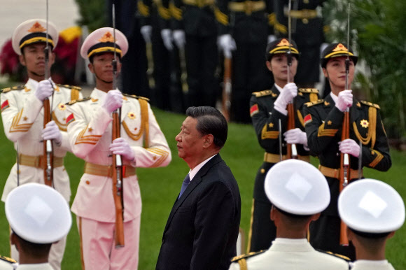 Chinese President Xi Jinping, center, walks past a guard of honor while visiting the Monument to the People‘s Heroes during a ceremony to mark Martyr’s Day at Tiananmen Square in Beijing, Thursday, Sept. 30, 2021. Xi paid respects at a solemn commemoration for those who died in the struggle to establish Communist Party rule, as he leads a national drive to reinforce patriotism and single-party authority. (AP Photo/Andy Wong)/2021-09-30 13:18:24/ <연합뉴스