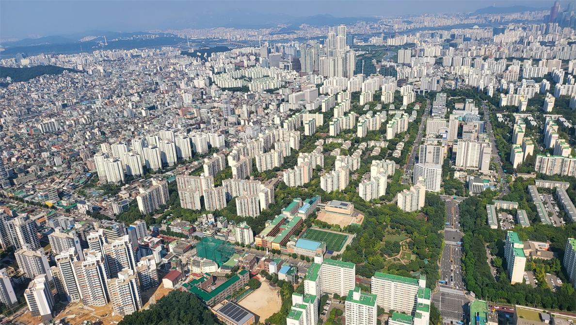 도시숲이 미세먼지와 폭염 저감뿐 아니라 공기 중 미세플라스틱도 줄인다는 연구 결과가 나왔다.서울 목동의 도시숲 전경. 국립산림과학원 제공