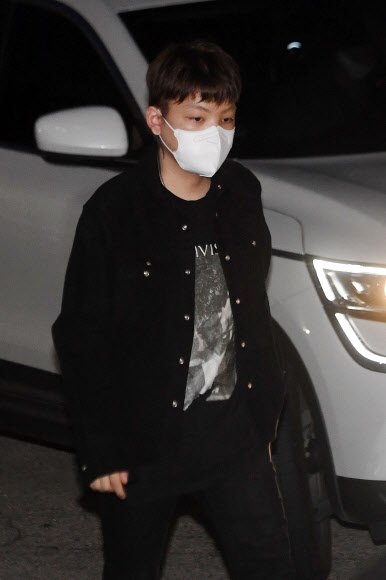 무면허 운전·경찰관 폭행 등 혐의로 입건된 국민의힘 장제원 의원 아들인 래퍼 장용준(노엘)이 30일 오후 조사를 받기 위해 서울 서초경찰서로 들어서고 있다. 2021.9.30  연합뉴스