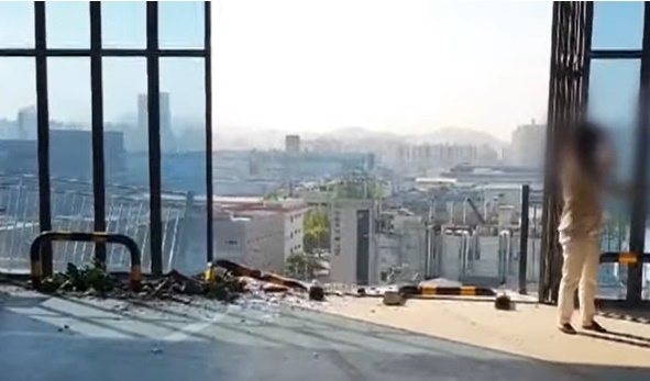 인천 부평의 한 지식산업센터에서 30일 유리창을 뚫고 옆 건물 옥상으로 차량이 추락했다. 인천 부평소방서 제공 연합뉴스