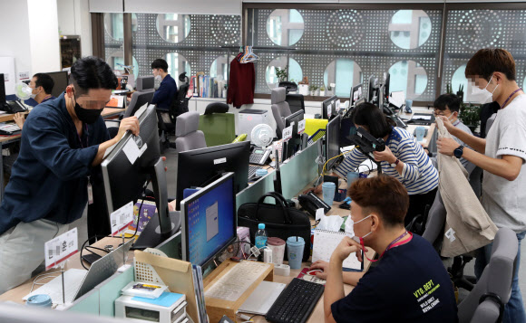 업무 준비하는 하나투어 직원들