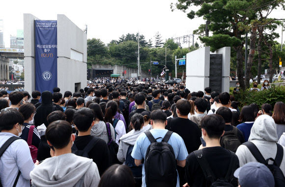 논술시험 마친 수험생들