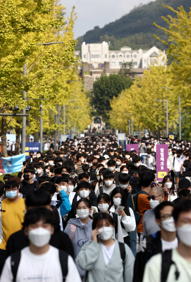 논술시험 마친 수험생들