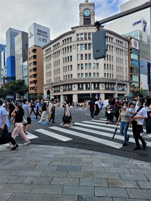 일본이 코로나19 방역 긴급사태를 해제한 뒤 첫 주말을 맞은 3일 도쿄 긴자 거리가 사람들로 북적이고 있다.