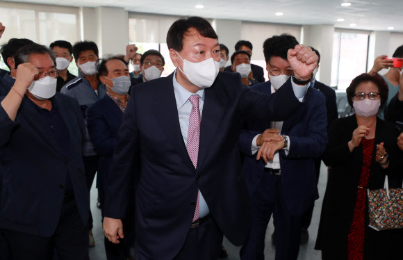 주먹 불끈 쥔 윤석열