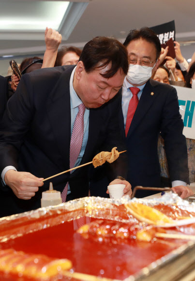 부산 어묵 먹는 윤석열