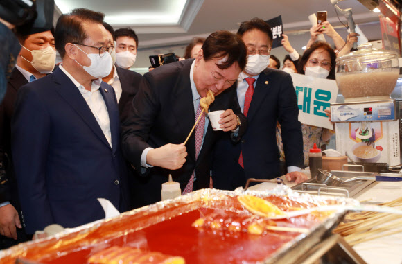 부산 어묵 먹는 윤석열