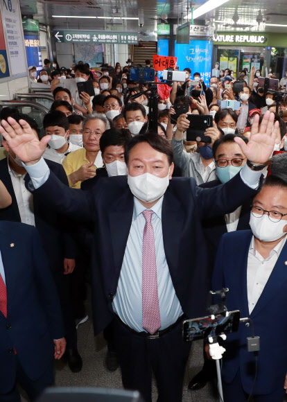 부산 서면서 지지자에게 둘러싸인 윤석열