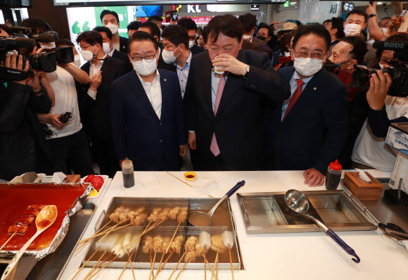 부산 떡볶이 가게 찾은 윤석열