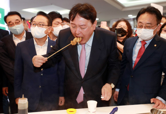 부산 어묵 맛보는 윤석열