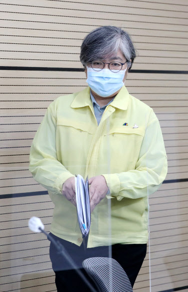 코로나19 임신부 접종 등과 관련한 특집브리핑 이동하는 정은경 청장