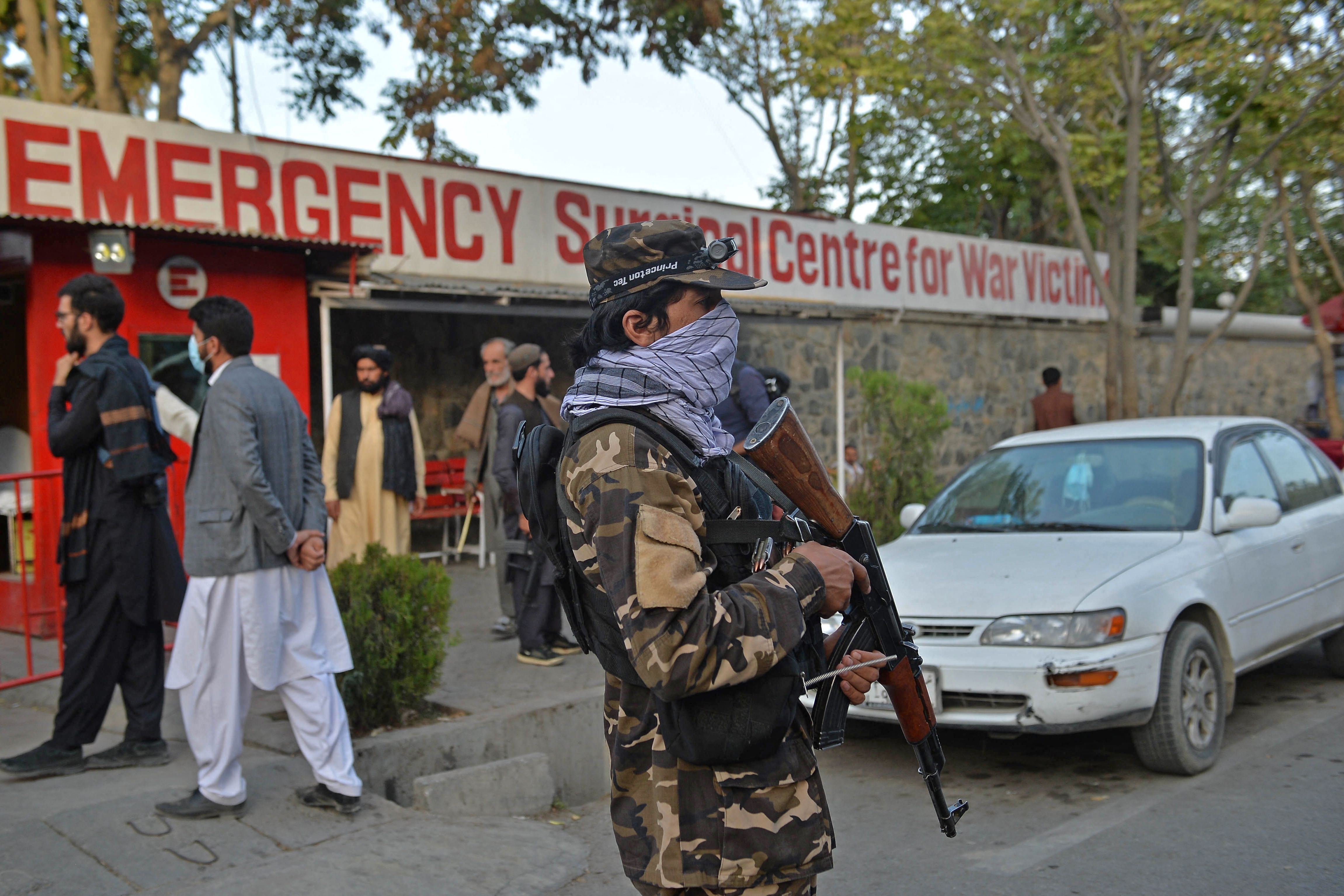 아프가니스탄 카불의 모스크에서 3일 벌어진 폭탄테러 희생자들을 호송한 병원 앞을 총을 든 탈레반이 지키고 있다. 이날 테러로 8명이 숨지고 20여명이 부상을 당했다. 카불 AFP 연합뉴스