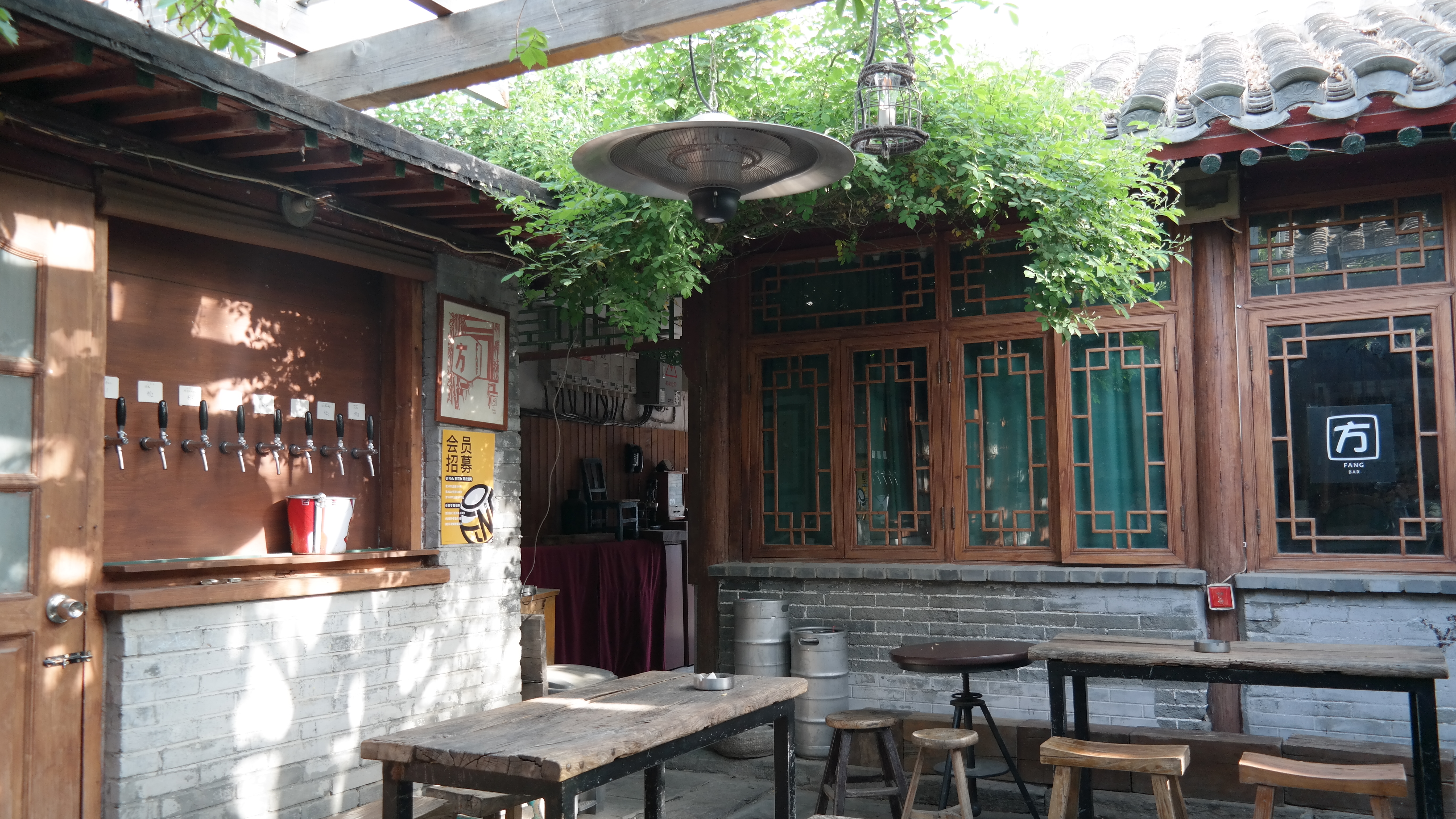 중국 베이징의 유명 수제맥주 펍 ‘엘니도’(El Nido)의 내부. 중국 전통 가옥인 사합원을 개조했다.