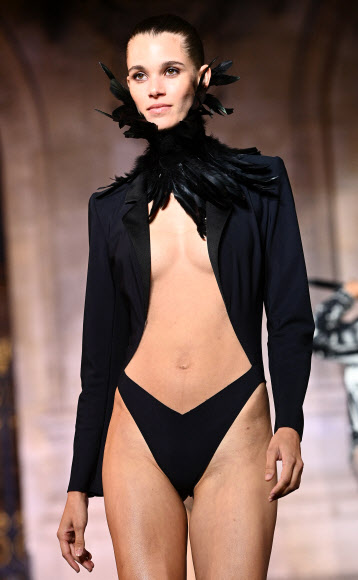 4일(현지시간) 프랑스 파리 가르니에 오페라극장에서 열린 파리 패션 위크 중 란제리 브랜드’ 에탐’의 2021 라이브 쇼에서 모델이 란제리 컬렉션을 선보이고 있다. AFP 연합뉴스