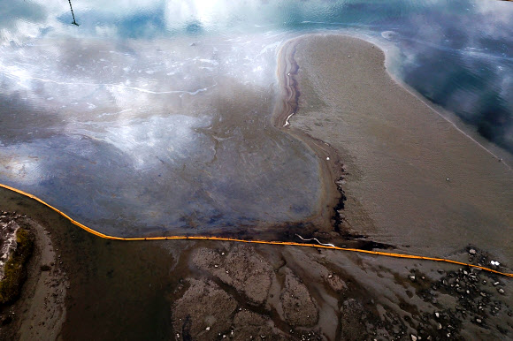 4일(현지시간) 미국 캘리포니아 헌팅턴비치 해안에 기름 유출 사고가 발생하자 탤버트 습지와 산타 아나 강 하구에 기름의 확산 차단을 위한 방재띠가 설치되어 있다. AFP 연합뉴스