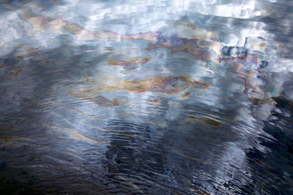 4일(현지시간) 기름 유출 사고가 발행한 미국 캘리포니아 헌팅턴비치 해안. AFP 연합뉴스