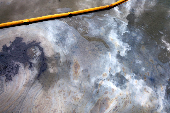 4일(현지시간) 미국 캘리포니아 헌팅턴비치 해안에 기름 유출 사고가 발생하자 탤버트 습지와 산타 아나 강 하구에 기름의 확산 차단을 위한 방재띠가 설치되어 있다. AFP 연합뉴스