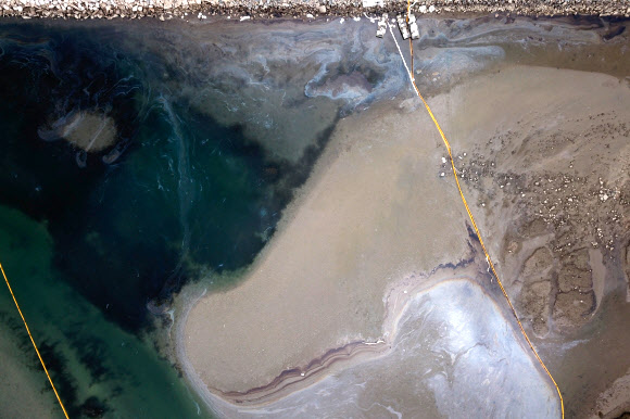 4일(현지시간) 미국 캘리포니아 헌팅턴비치 해안에 기름 유출 사고가 발생해 탤버트 습지와 산타 아나 강 하구가 오염된 모습.  AFP 연합뉴스