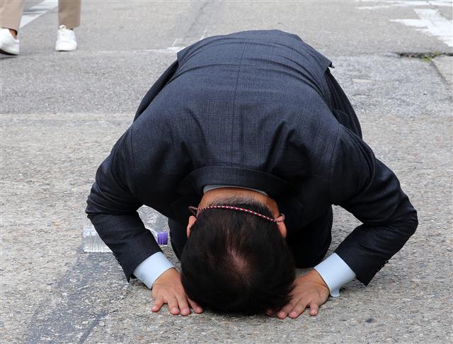 서울 강남역 일대에서 지난 1년간 부정선거를 주장하며 불법집회를 이어온 4·15부정선거국민투쟁본부(국투본) 대표인 민경욱 전 미래통합당 의원이 5일 오전 집시법과 감염병예방법 위반 혐의로 경찰 조사를 받기위해 서울 서초경찰서로 들어서며 취재진에게 큰절을 하고 있다. 2021.10.5 뉴스1