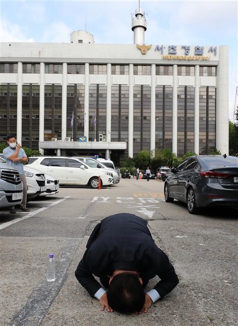 서울 강남역 일대에서 지난 1년간 부정선거를 주장하며 불법집회를 이어온 4·15부정선거국민투쟁본부(국투본) 대표인 민경욱 전 미래통합당 의원이 5일 오전 집시법과 감염병예방법 위반 혐의로 경찰 조사를 받기위해 서울 서초경찰서로 들어서며 부정선거 진실을 밝혀달라며 취재진에게 큰절을 하고 있다. 2021.10.5 뉴스1