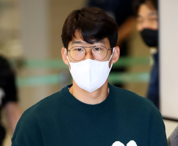 영국 프리미어리그 토트넘 홋스퍼에서 활약하고 있는 손흥민이 2022 카타르 월드컵 아시아지역 최종예선 3, 4차전 출전을 위해 5일 인천국제공항 제2터미널을 통해 입국하고 있다. 파울루 벤투 감독이 이끄는 축구대표팀은 7일 안산 와스타디움에서 시리아, 12일(한국시간) 이란 아자디 스타디움에서 이란과 예선전을 치른다. 2021.10.5  연합뉴스