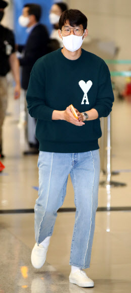 영국 프리미어리그 토트넘 홋스퍼에서 활약하고 있는 손흥민이 2022 카타르 월드컵 아시아지역 최종예선 3, 4차전 출전을 위해 5일 인천국제공항 제2터미널을 통해 입국하고 있다. 파울루 벤투 감독이 이끄는 축구대표팀은 7일 안산 와스타디움에서 시리아, 12일(한국시간) 이란 아자디 스타디움에서 이란과 예선전을 치른다. 2021.10.5  연합뉴스