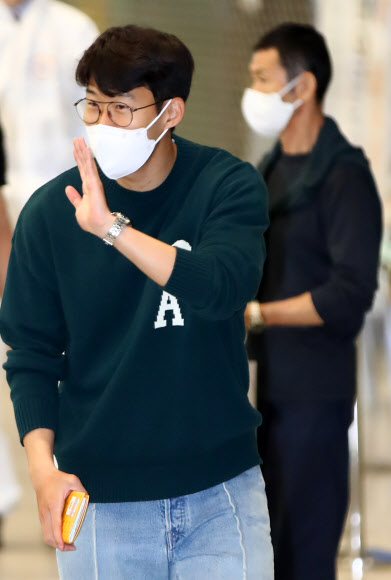 영국 프리미어리그 토트넘 홋스퍼에서 활약하고 있는 손흥민이 2022 카타르 월드컵 아시아지역 최종예선 3, 4차전 출전을 위해 5일 인천국제공항 제2터미널을 통해 입국하고 있다. 오른쪽은 손흥민 부친 손정웅 씨. 파울루 벤투 감독이 이끄는 축구대표팀은 7일 안산 와스타디움에서 시리아, 12일(한국시간) 이란 아자디 스타디움에서 이란과 예선전을 치른다. 2021.10.5  연합뉴스