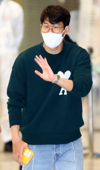 영국 프리미어리그 토트넘 홋스퍼에서 활약하고 있는 손흥민이 2022 카타르 월드컵 아시아지역 최종예선 3, 4차전 출전을 위해 5일 인천국제공항 제2터미널을 통해 입국하고 있다. 파울루 벤투 감독이 이끄는 축구대표팀은 7일 안산 와스타디움에서 시리아, 12일(한국시간) 이란 아자디 스타디움에서 이란과 예선전을 치른다. 2021.10.5  연합뉴스