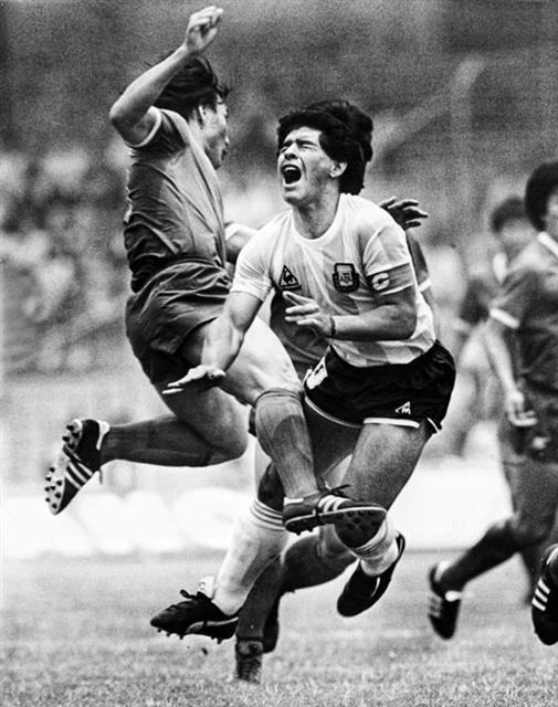 1986년 멕시코월드컵 조별예선에서 허 이사장이 아르헨티나의 축구영웅 디에고 마라도나를 전담마크하고 있는 모습. 허정무의 태클에 당시 외신은 한국이 ‘태권축구’를 한다고 비난했다. 서울신문 DB