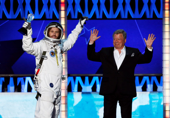 오는 12일 제프 베이조스의 우주개발업체 블루오리진의 로켓 뉴셰퍼드호를 타고 우주여행을 하게 될 배우 윌리엄 샤트너(오른쪽). 로이터 연합뉴스