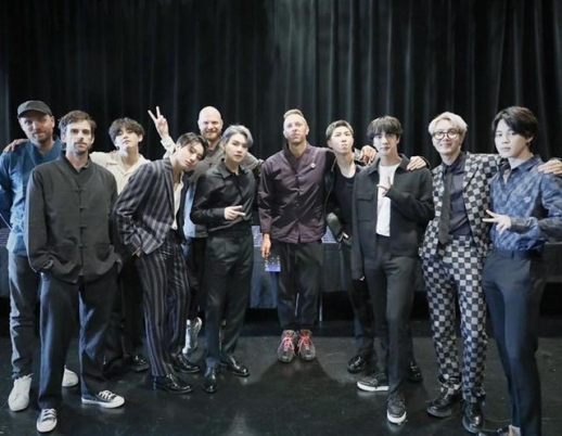 지난달 미국 뉴욕에서 만난 방탄소년단과 콜드플레이. 크리스 마틴(오른쪽 다섯 번째)을 비롯한 콜드플레이 멤버들이 생활한복을 입고 있다.<br>콜드플레이 트위터 캡처
