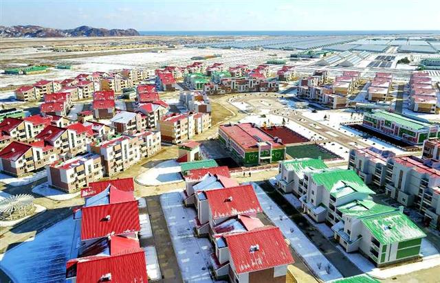 북한 노동당 기관지 노동신문은 6일 “우리 당의 구상이 빛나게 구현된 시대의 본보기들”이라며 관련 사진 여러 장을 실었다. 사진은 중평남새온실농장 주택지구.  평양 노동신문 뉴스1