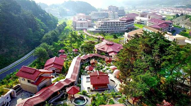 북한 노동당 기관지 노동신문은 6일 “우리 당의 구상이 빛나게 구현된 시대의 본보기들”이라며 관련 사진 여러 장을 실었다. 사진은 양덕온천문화휴양지.  평양 노동신문 뉴스1