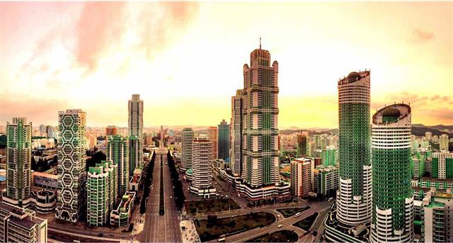 북한 노동당 기관지 노동신문은 6일 “우리 당의 구상이 빛나게 구현된 시대의 본보기들”이라며 관련 사진 여러 장을 실었다. 사진은 고층 건물들이 늘어선 려명거리. 평양 노동신문 뉴스1